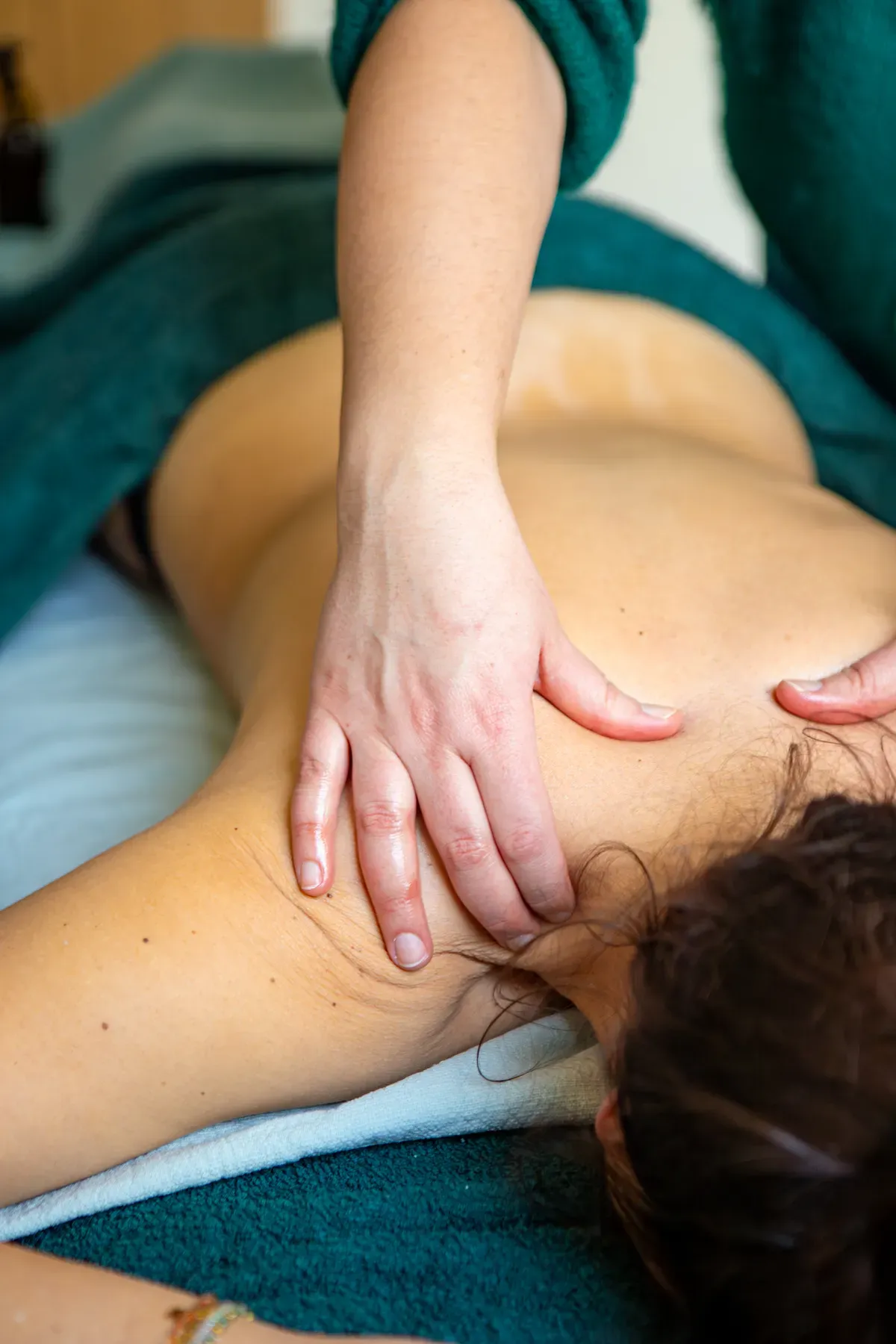 Massage de libération émotionnelle des épaules